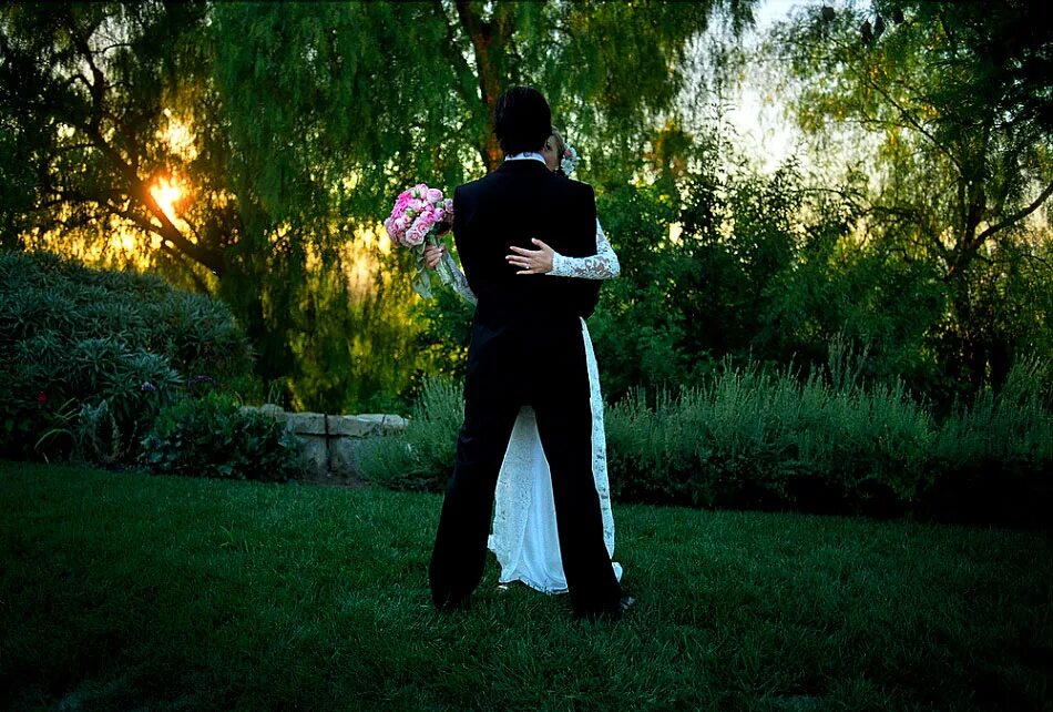 Фото жениха и невесты без лица. Жених и невеста со спины. Жених и невеста без лица спиной. Жених и невеста не видно лиц. Свадьба фото со спины