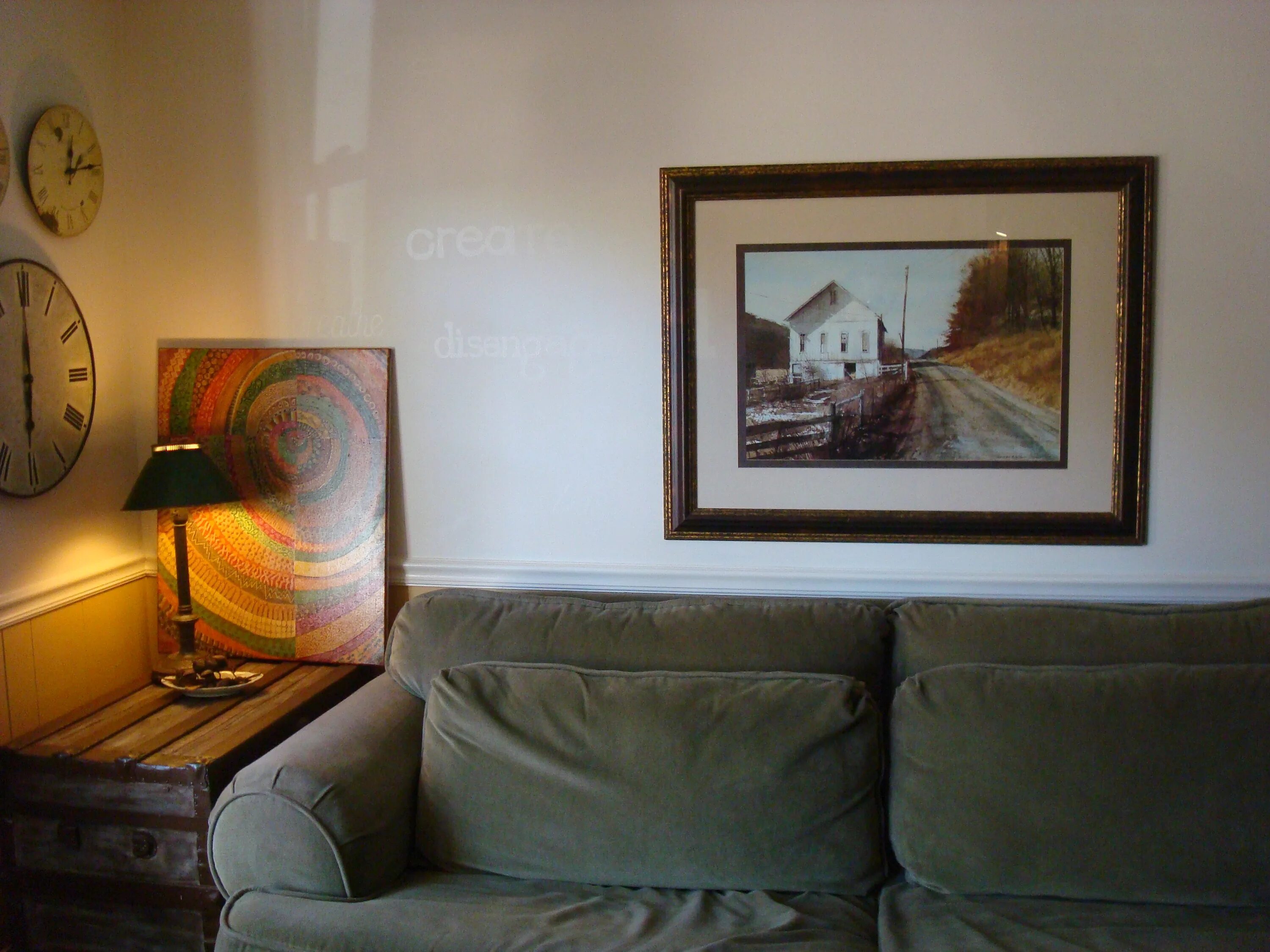 Какой повесить. Картины на стенах в квартире. Картины в угол комнаты. Картина над комодом. Две картины в интерьере.