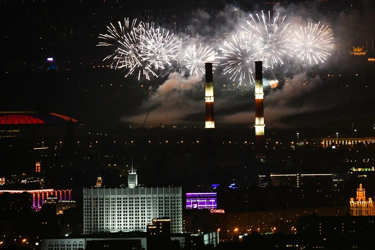 Салют в Москве. Первый салют. Парковый фейерверк. Салют Московский район. Ли салют в москве