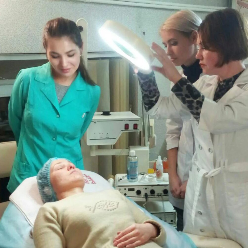 Кадры из фильмов у косметолога. Косметолог без медицинского образования. Мк косметология. Стать косметологом. Как стать косметологом после 9.