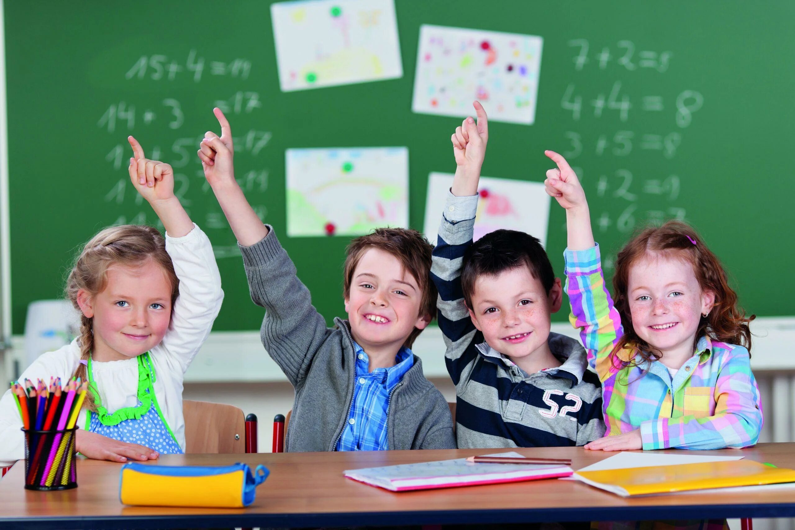 Primary students. Дети в школе. Младшие школьники. Школьники в школе. Счастливый ученик.