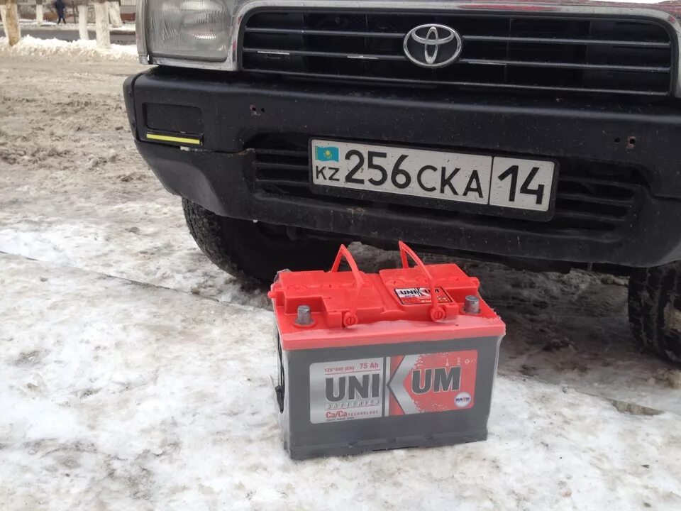 Акб хайлюкс. Toyota hilux аккумулятор. аккумулятор hilux 2013. аккумулятор для хайлюкс 3 литра.