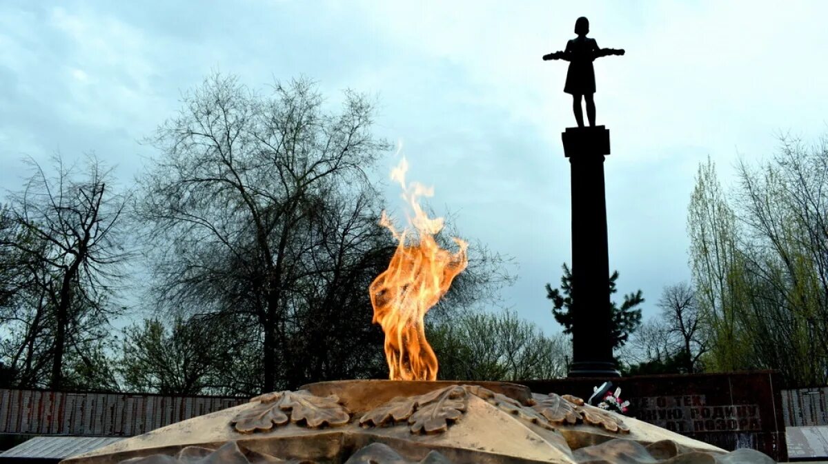 Горит мемориал. Вечный огонь воронеж. памятник вечный огонь. вечный огонь воронеж памятник. мемориал вечный огонь.