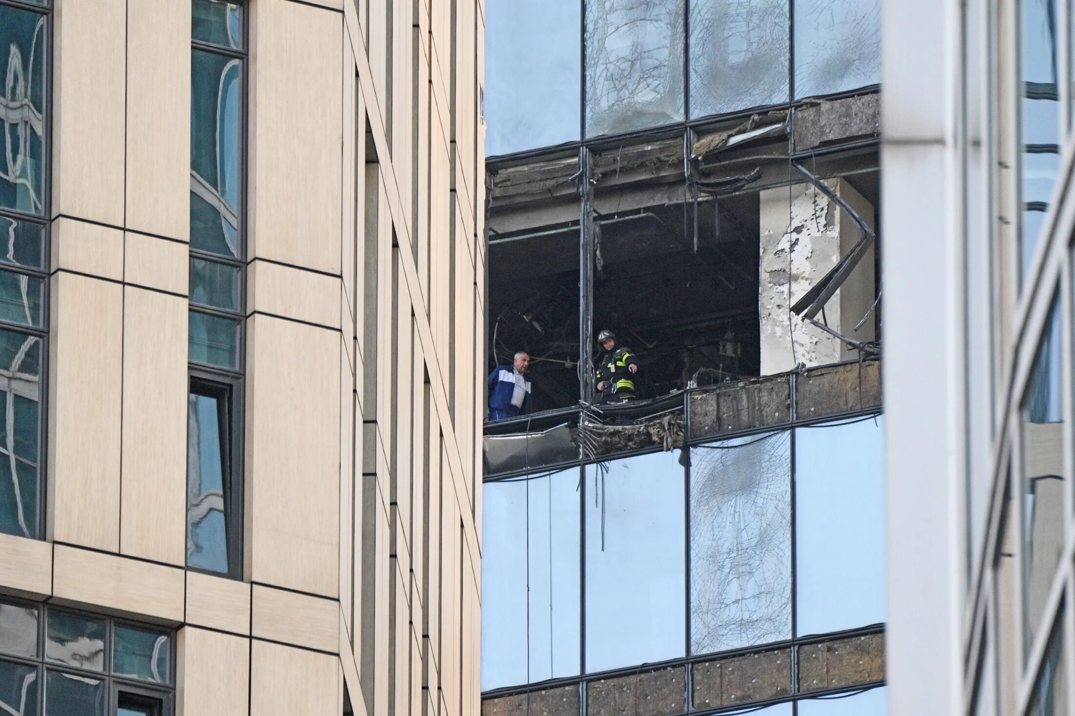 Беспилотник врезался в Москва Сити. Дрон врезался в Москва Сити. Москва Сити беспилотники. Повреждения Москва Сити.