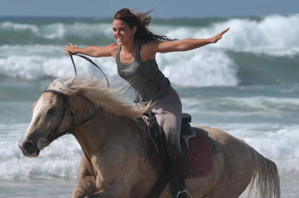 Зендая на лошади. Женщина на коне. Девушка на коне верхом. Девушка с лошадью.