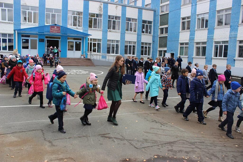 Новости 7.00. 22 Школа Пятигорск. Эвакуация в школе. Заминировали школу. Эвакуация школьников из здания школы.