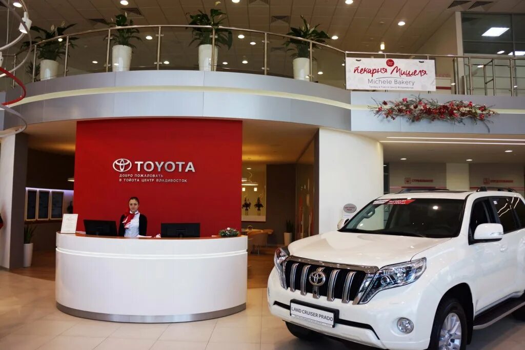 Продажа авто тойота центр иркутск. Toyota в999ет. Автосалон Toyota. Тойота салон. Автосалон Toyota центр.