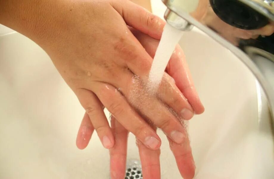 Мытье рук. Мытье рук с мылом. Липкие руки после мытья.
