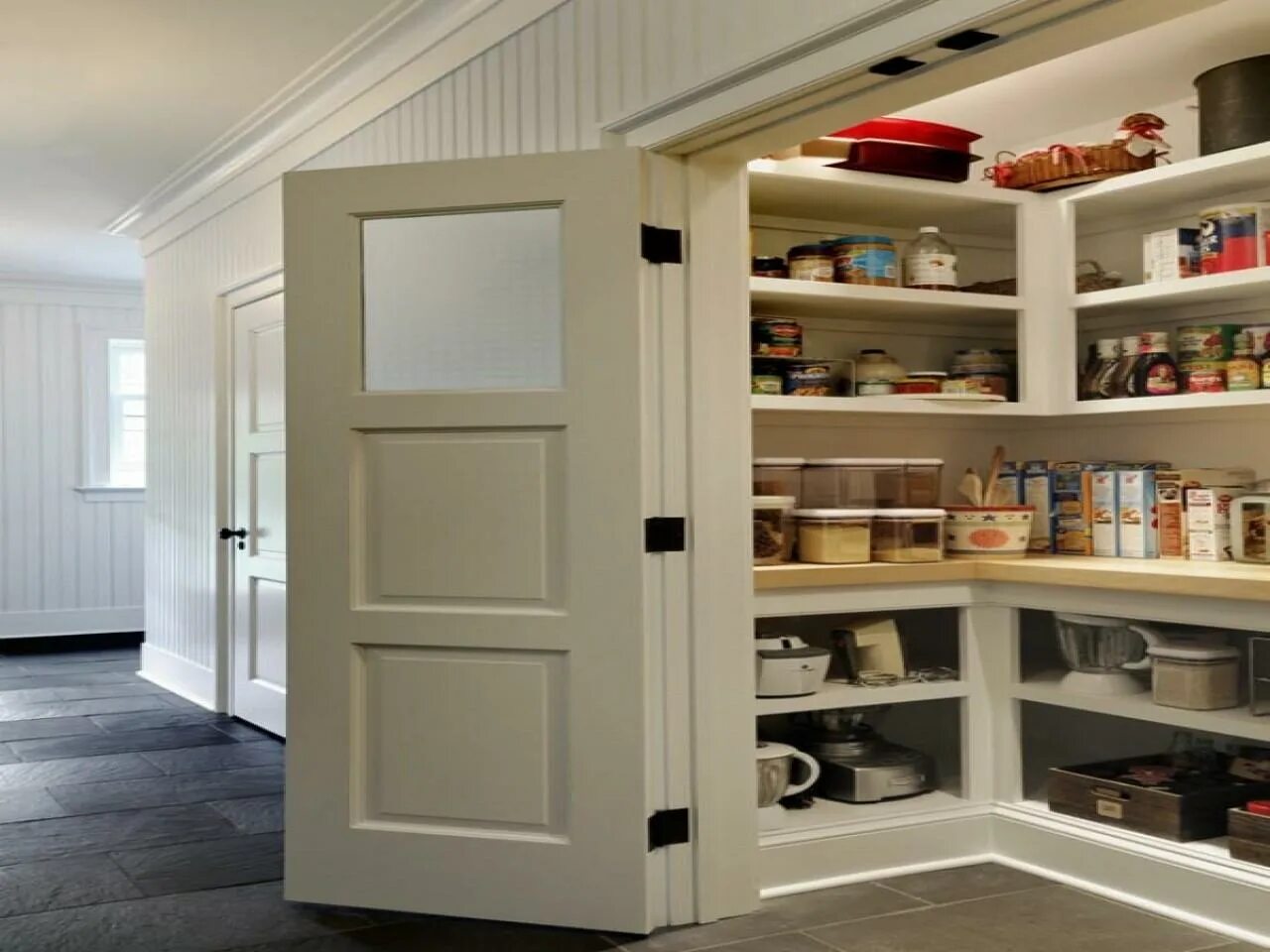 Чулан 8. Чулан. дверь в чулан в особняке. pantry door. консполка чулана.