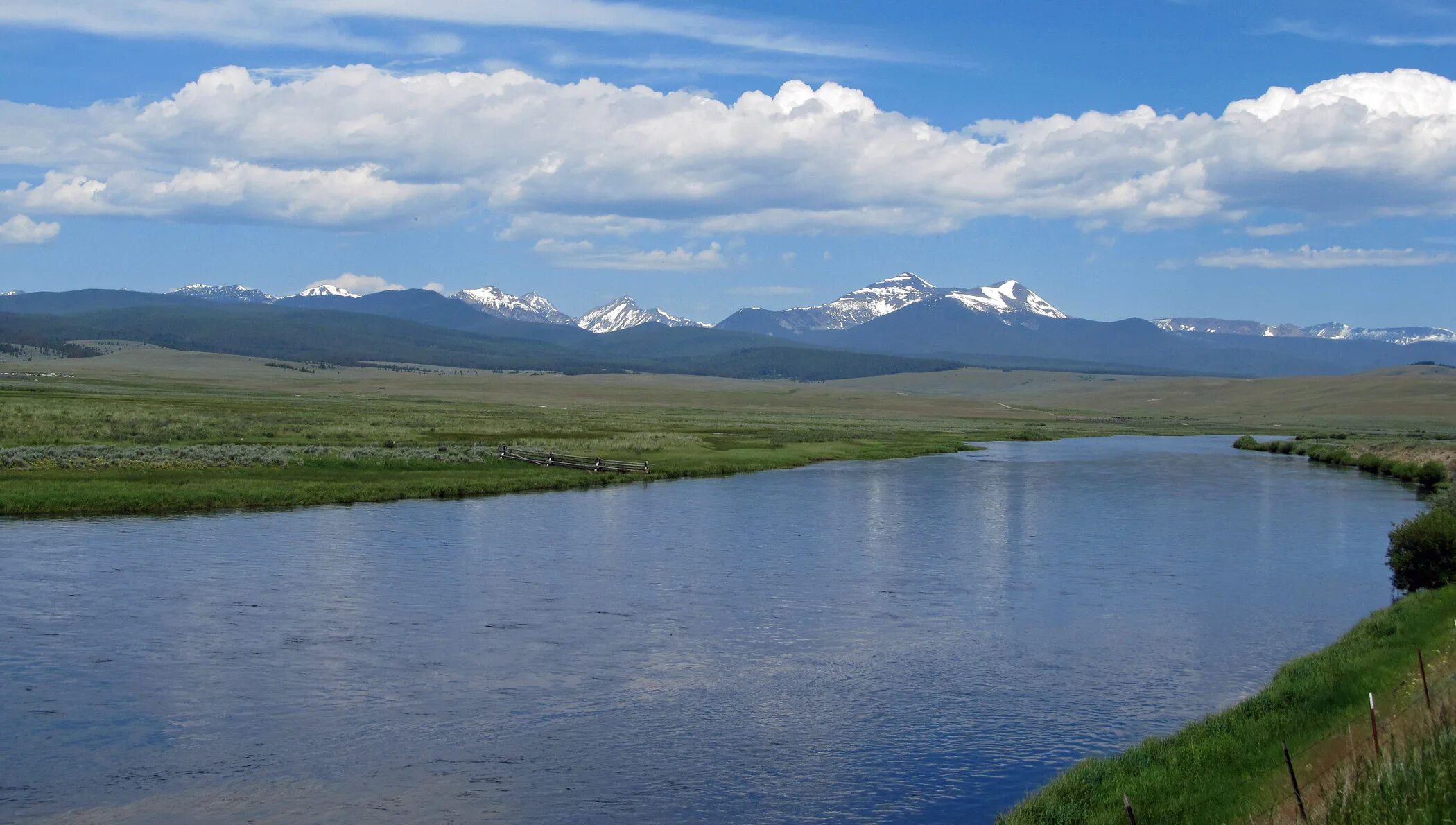 Река тиса фото. Воронка на плотине монтичелло. Озеро берриесса дыра славы. Hole river. Река ирень.