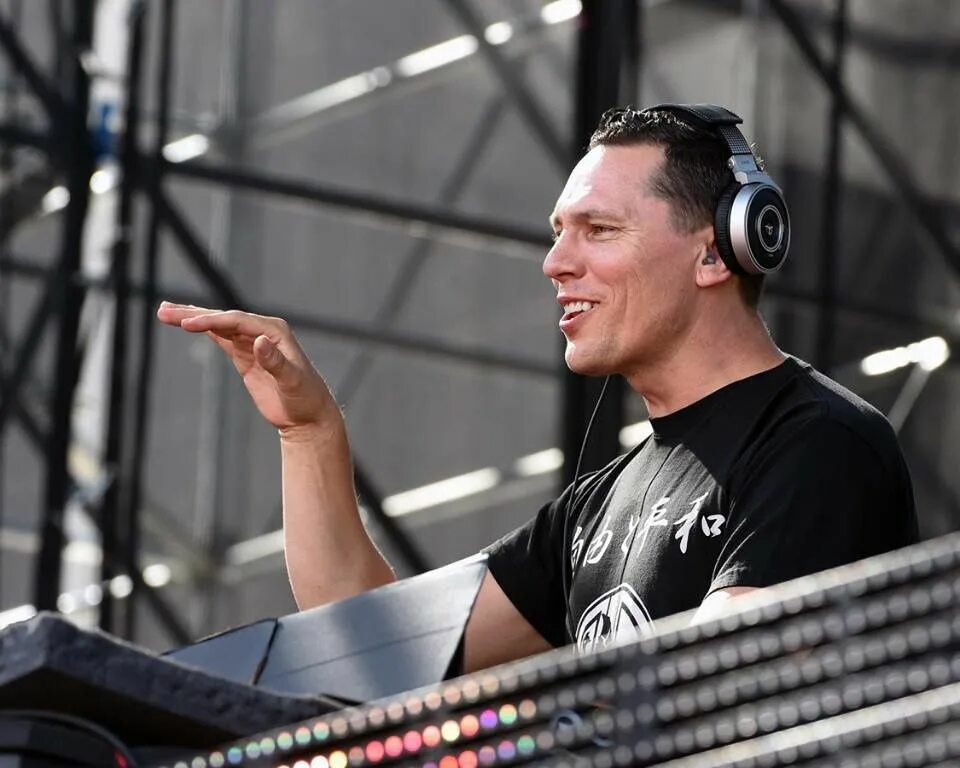 Дж тиеста. Тиесто. Голландский диджей Тиесто. Tiesto сейчас. DJ Tiesto 2020.