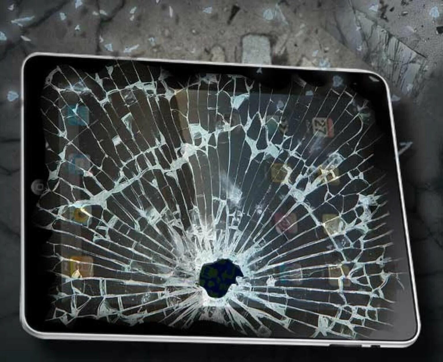Разбитый экран телефона что делать. Разбитый планшет. Разбитый экран планшета. Разбитое стекло на планшет. Разбитый дисплей планшета.