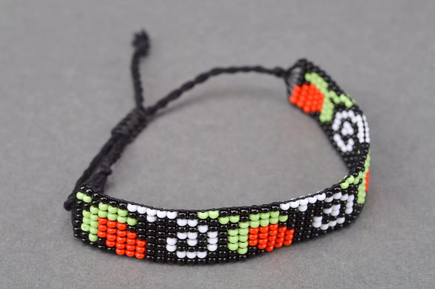 Фенечки из бисера черные. Бисерные браслеты. Фенечка из черного бисера. Фенечка из черного бисера. Фенечка из бисера.