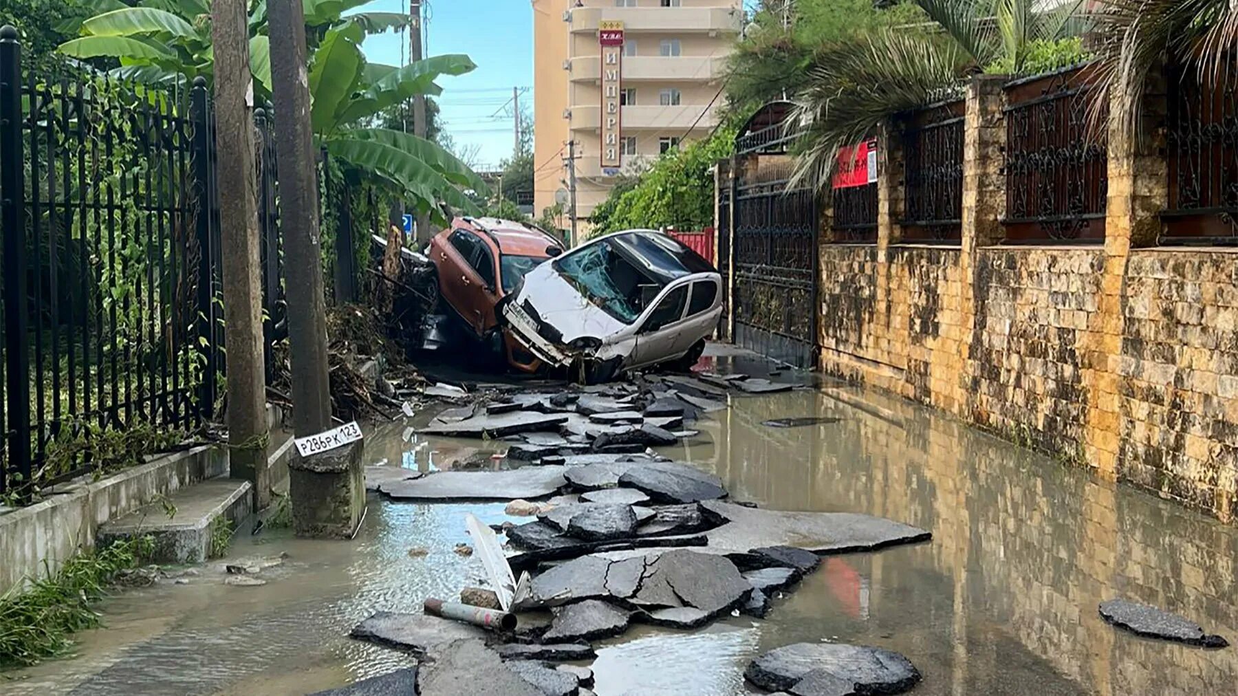 Наводнение в сочи. Наводнение в краснодарском крае. Затопление сочи 2021. Река сочи наводнение. Затопленные районы сочи.