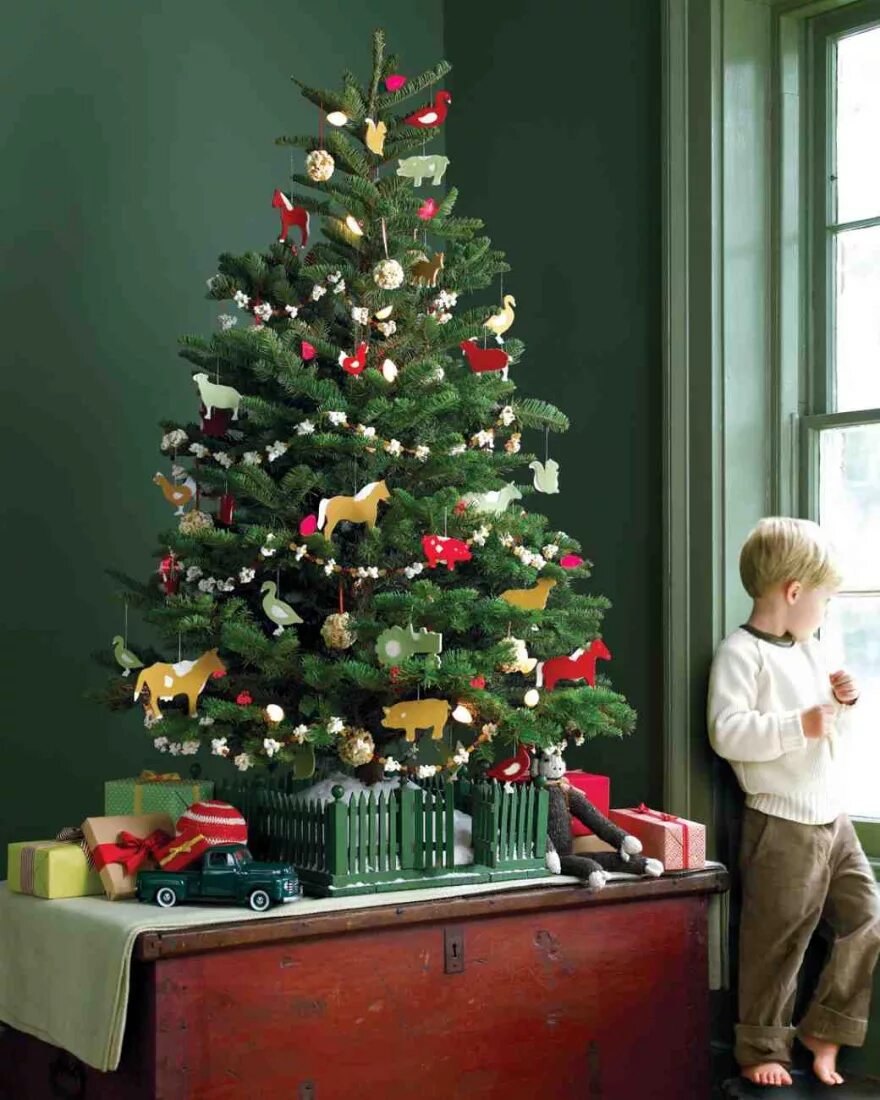 Новогодняя елка с маленькими детьми. Наряжаем елку. Новогодняя елка. Украшение елки на новый год. Красиво украсить елку.