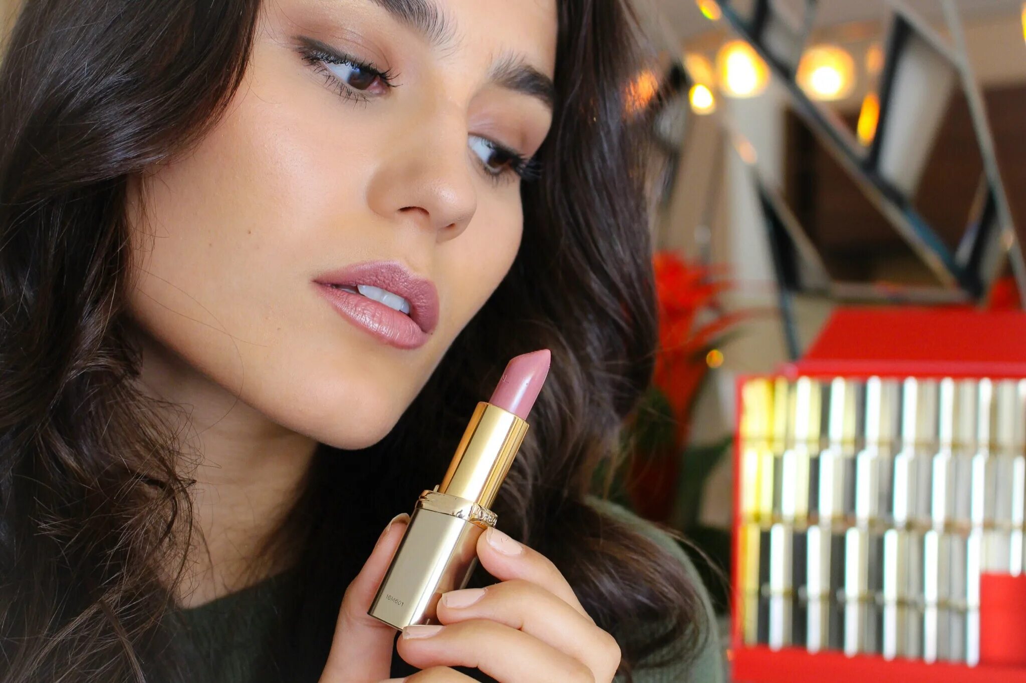 Помада l'oreal color riche 136. Помада лореаль колор риш 303. L oreal color. Губная помада лореаль колор риш. L oreal color.