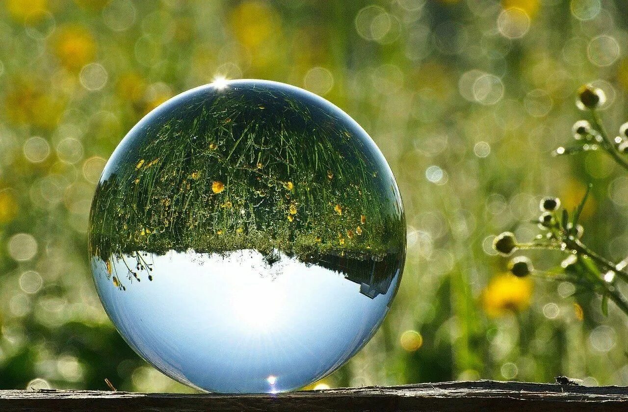 Красивый шар. Отражение в стеклянном шаре. Пейзаж в стеклянном шаре. Отражение в прозрачном шаре.