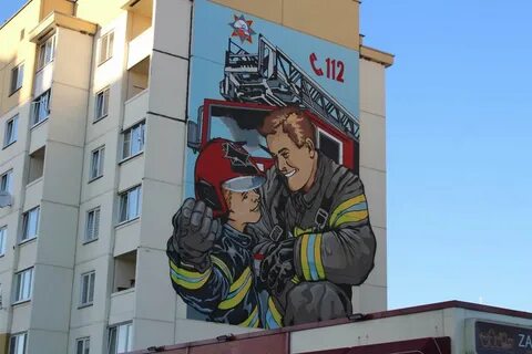 Пожарный на фасаде