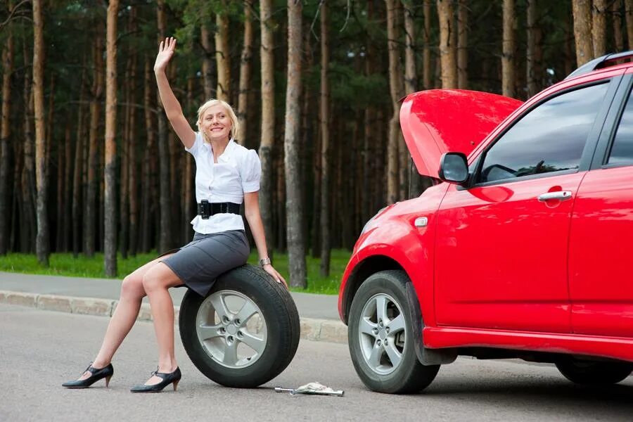 Помощь машине на дороге. Автопомощь на дороге. Техпомощь на дорогах автомобиль. ТЕТЕХ помощь на дороге. Женщина в колесе.