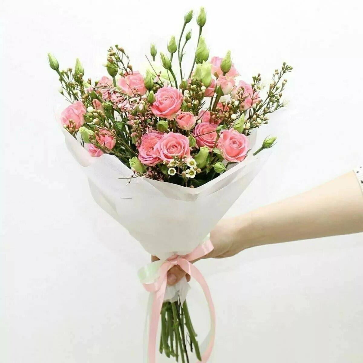 Маленький букет цветов из роз. Эустома и гипсофила. Монобукет - эустома. Эустома и гипсофила букет.