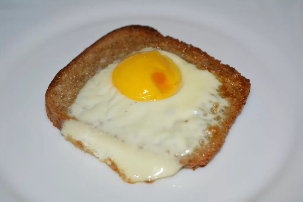 Хлеб с яйцом в духовке. Яйцо в хлебе. Гренки с яичницей. Глазунья в хлебе. Гренки с яйцом.