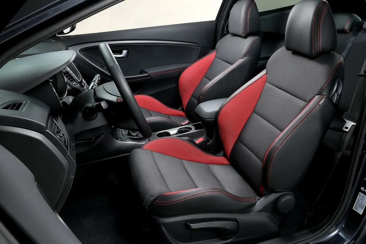 Hyundai i30 sport салон. Хендай ай 30 передние кресла. Hyundai i30 сиденья. Кожаные сидения хендай i30. Hyundai i20 салон сиденья.