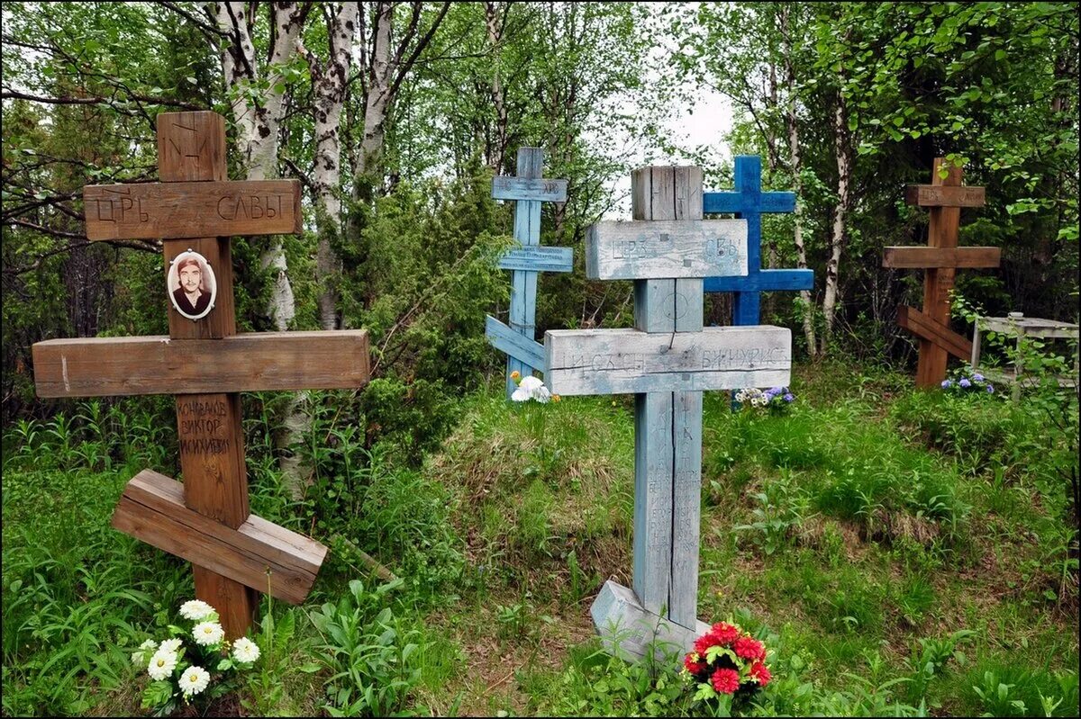Похороненный крест. Могильные кресты старообрядцев. Могильный крест на могиле. Могильный крест на кладбище. Намогильный крест старое кладбище.