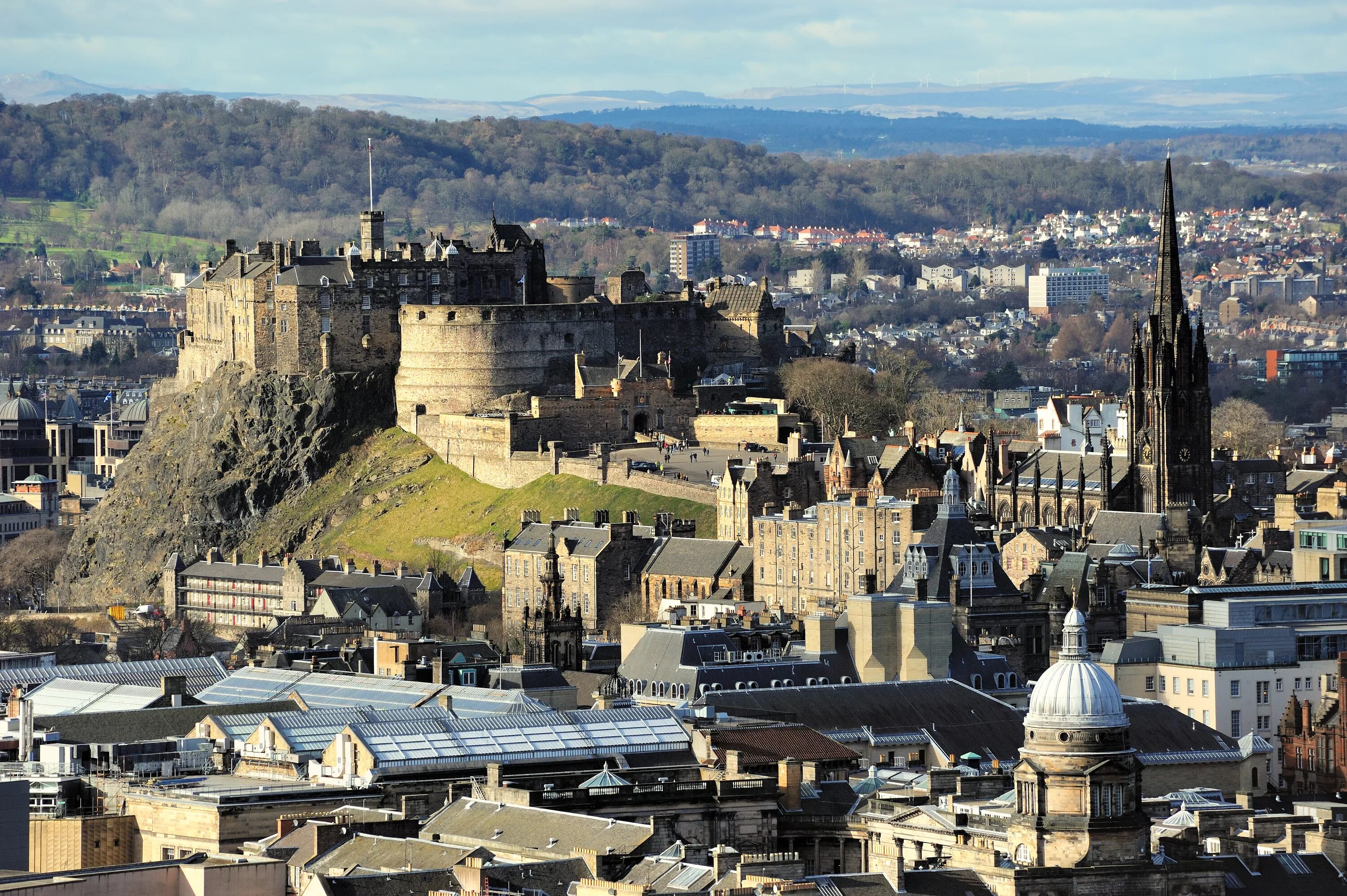 Площадь шотландии. Эдинбургский замок Эдинбург. Шотландия столица Эдинбург. Столице Шотландии, городе Эдинбурге. Замок Эдинбург в Шотландии.