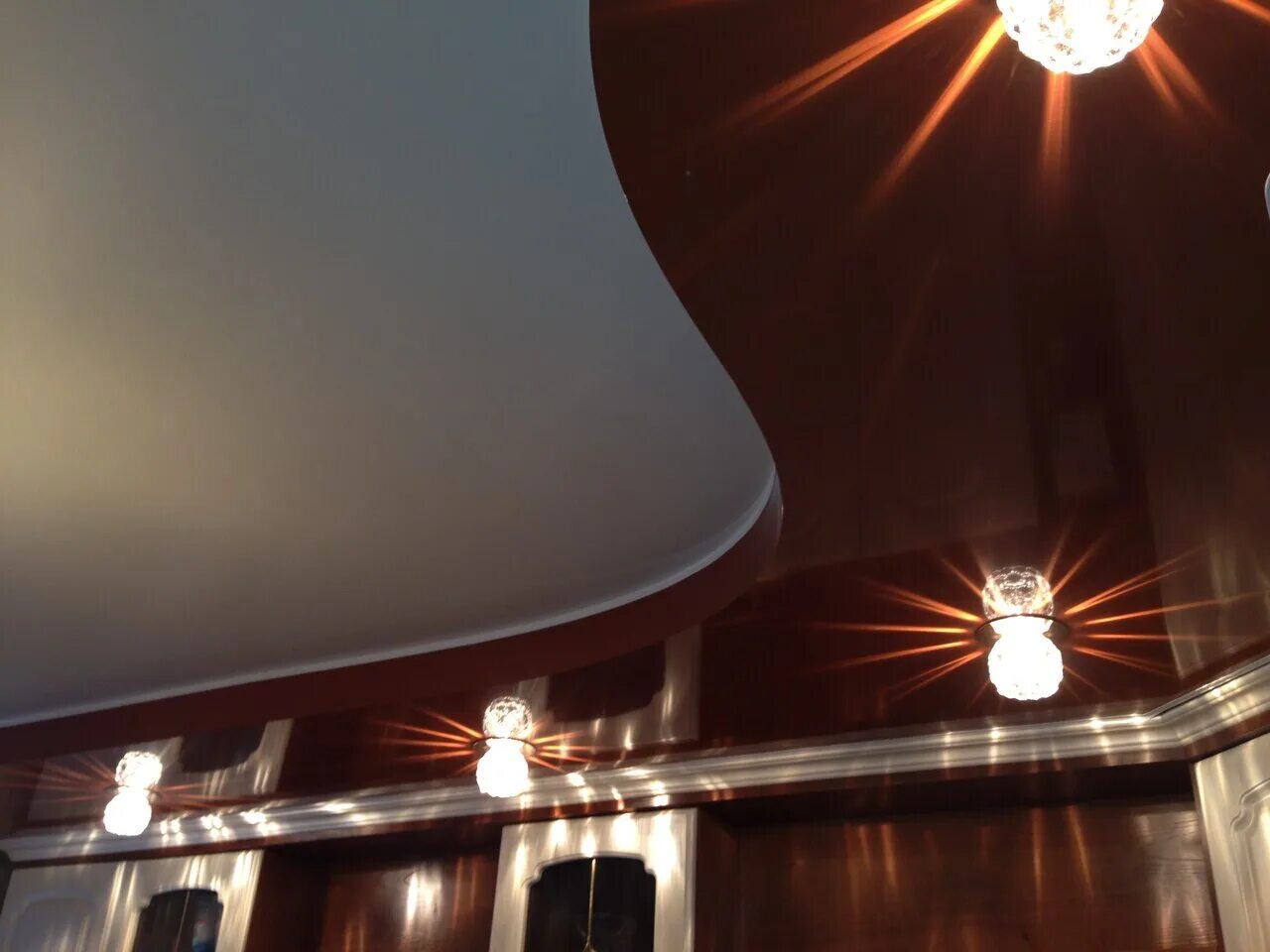 Натяжные потолки цветные с рисунком. Натяжные потолки набережные. Самый дешёвый навесной потолок. Потолки рубцовск. Натяжные потолки комфорт.