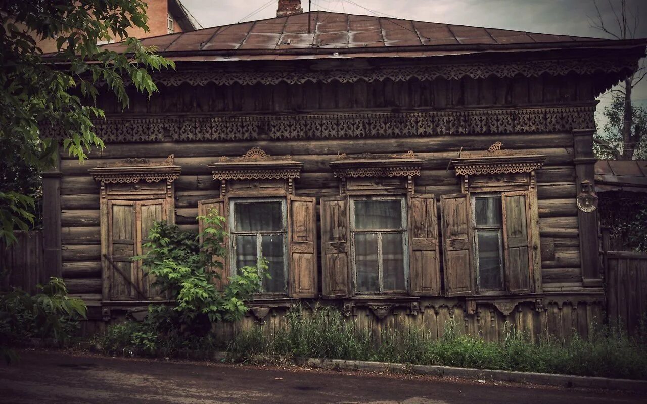 Дом был большой старинный. Деревянное зодчество сибири. енисейск деревянное зодчество. старый деревянный дом. старинный деревянный дом.