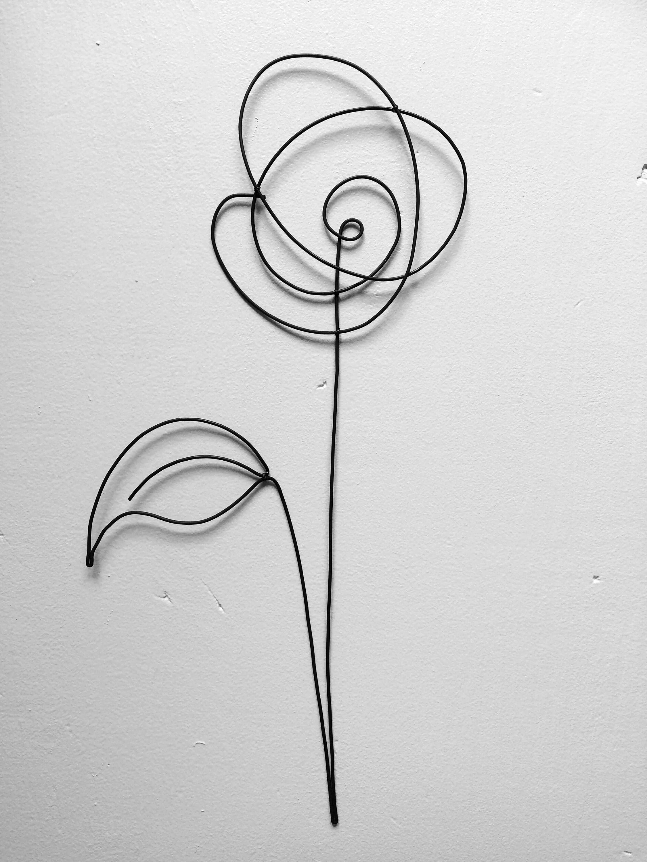 Скульптуры из проволоки. Контуры из проволоки. Ажурная скульптура из проволоки. Контуры из проволоки. Плоские фигурки из проволоки.