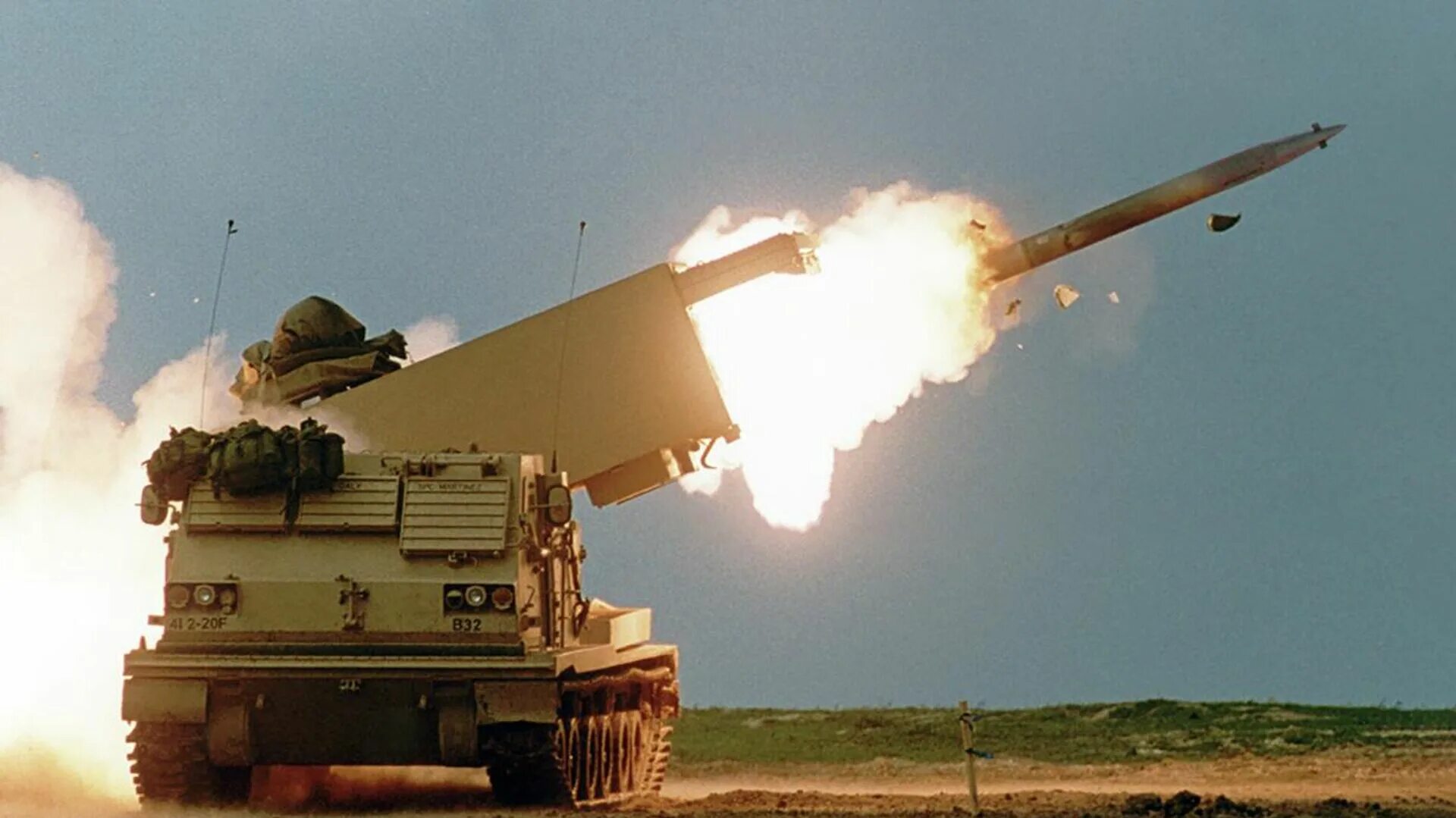 Реактивных систем залпового огня mlrs. Рсзо m270. m270 mlrs. химарс рсзо ракета. американская рсзо химарс.
