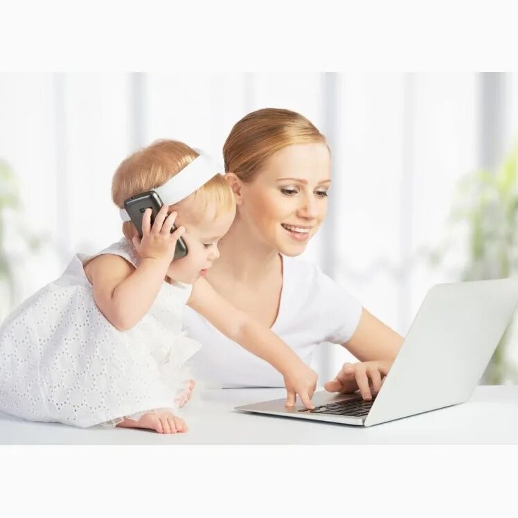 Посты для мамочек в декрете. Находясь в декрете можно ли работать. Мама с ребенком за компьютером. Современная женщина с детьми. В декрете по уходу за ребенком.