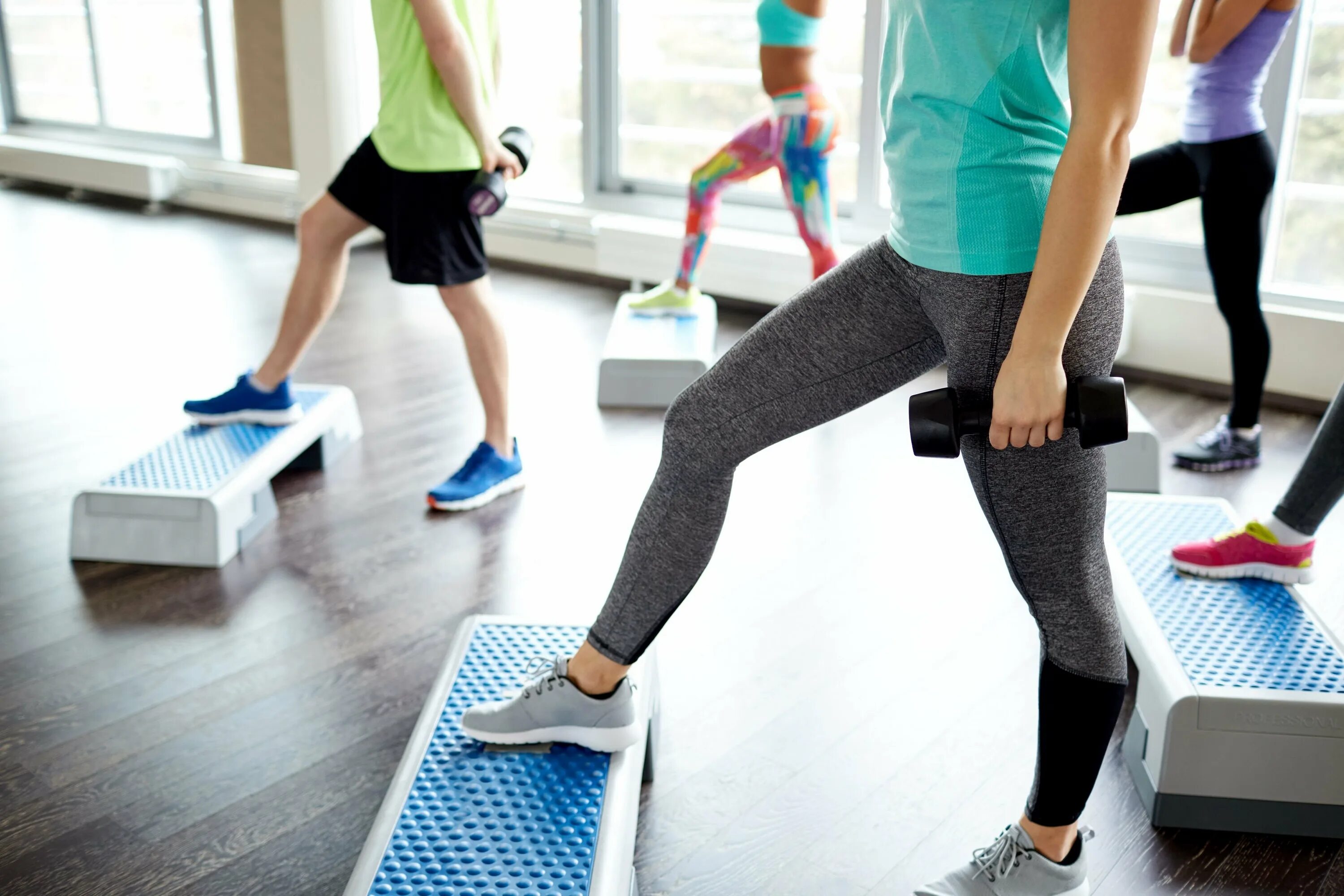 Степ фит. Aerobic step платформа. Аэробные упражнения. Джина миллер степ аэробика. Степ аэробика польза.