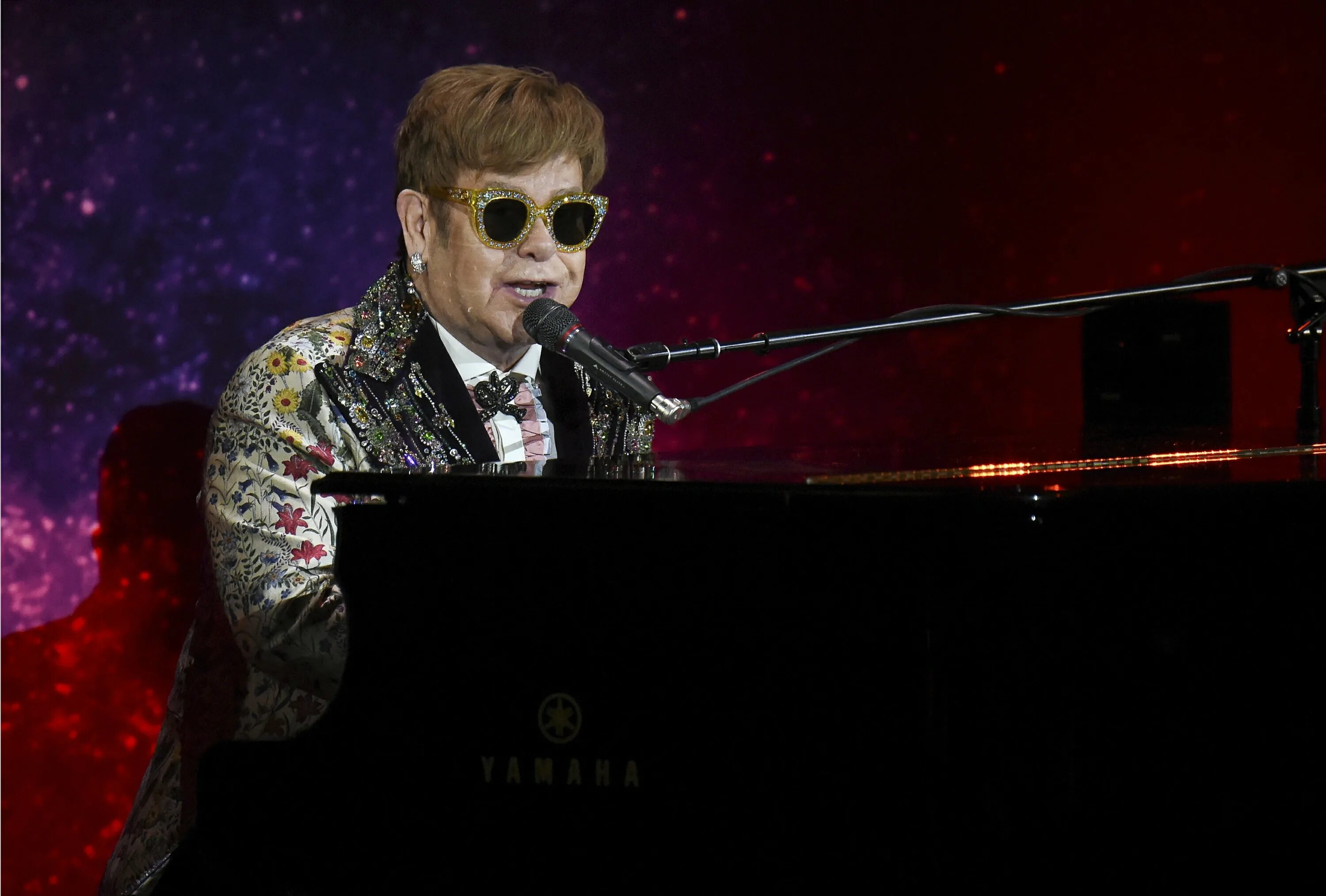 Elton john rock. Elton John 1995. Elton John 12 12 2018. Удивленный Элтон Джон. Элтон Джон на красной площади.