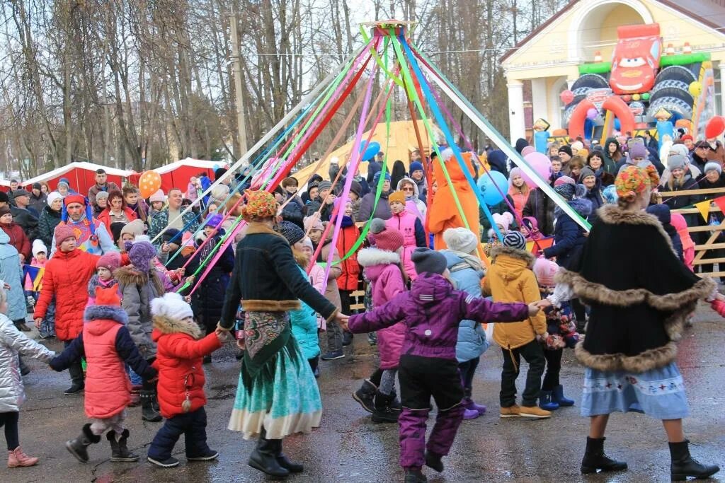 Масленичные гуляния в школе. Скоморохи на Масленицу. Организация праздника Масленица на улице. Проводы зимы Скоморохи. Масленичные гуляния в школе на улице.