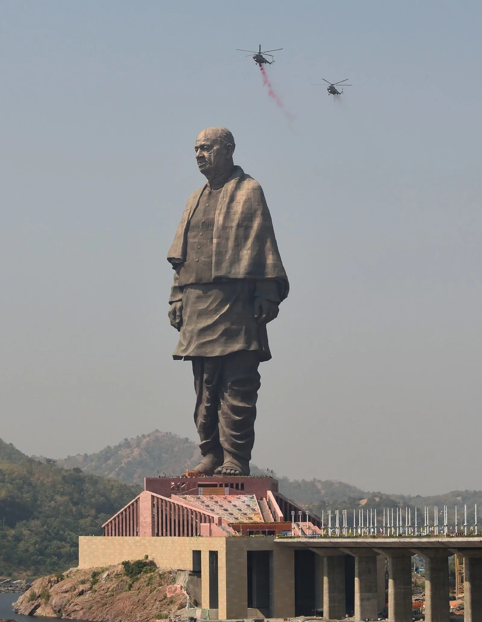 Большие статуи. Статуя Валлабхаи Патель в Индии. Статуя единства Валлабхаи Патель. Статуя в Индии 182 м. Статуя единства — статуя Валлабхаи Пателя (Индия, штат Гуджарат), 240 м.