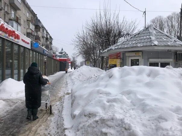 Само растает. Уборка снега фотографии. Снегопад фотографии за городом. Когда растаял снег. Когда растает весь снег.