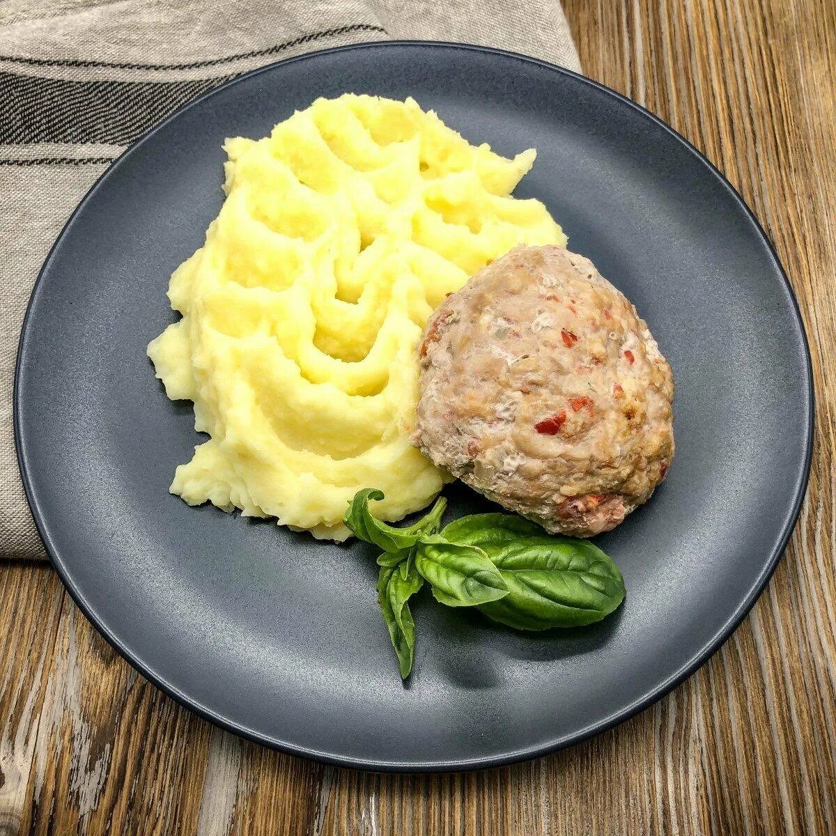 школьные гарниры. красивые блюда. гарнир. школьные гарниры. котлеты с пюрешкой.