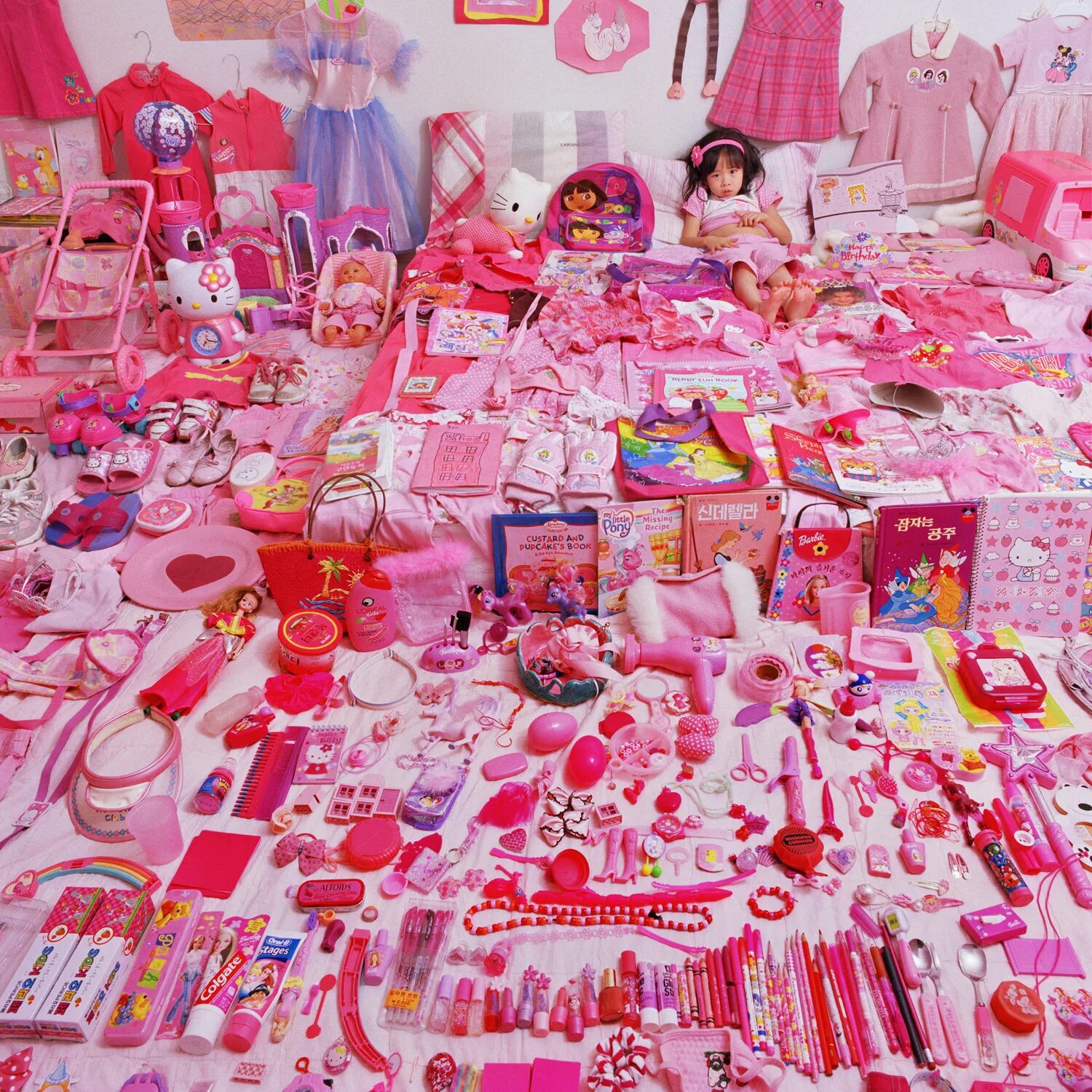 Девочку много игрушек. Девчачьи игрушки. Розовые игрушки для девочек. Розовые вещи для девочек. Розовые вещи и игрушки.