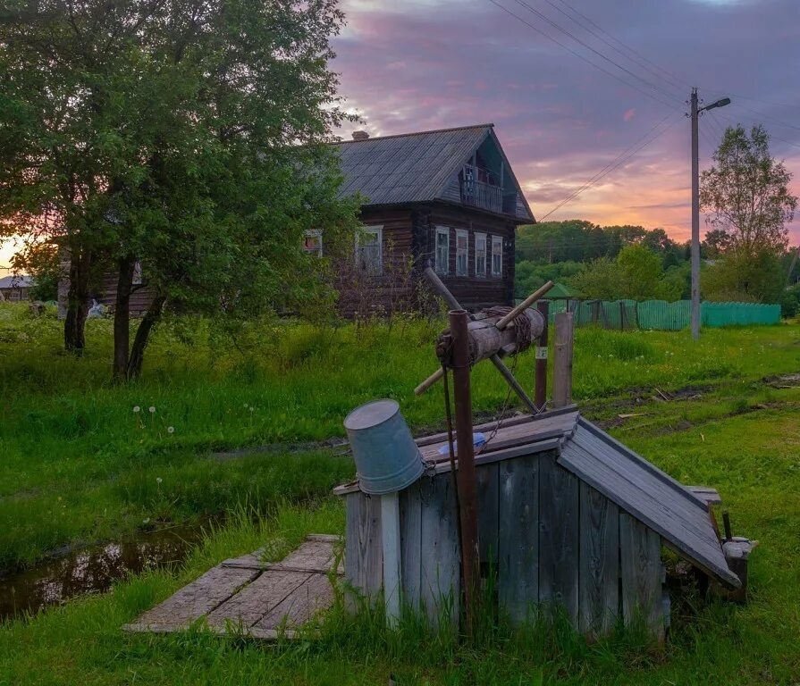 Городская в деревне 2. Деревня Конда колодец. Сельский колодец. Деревенский домик с колодцем. Деревенская улица.