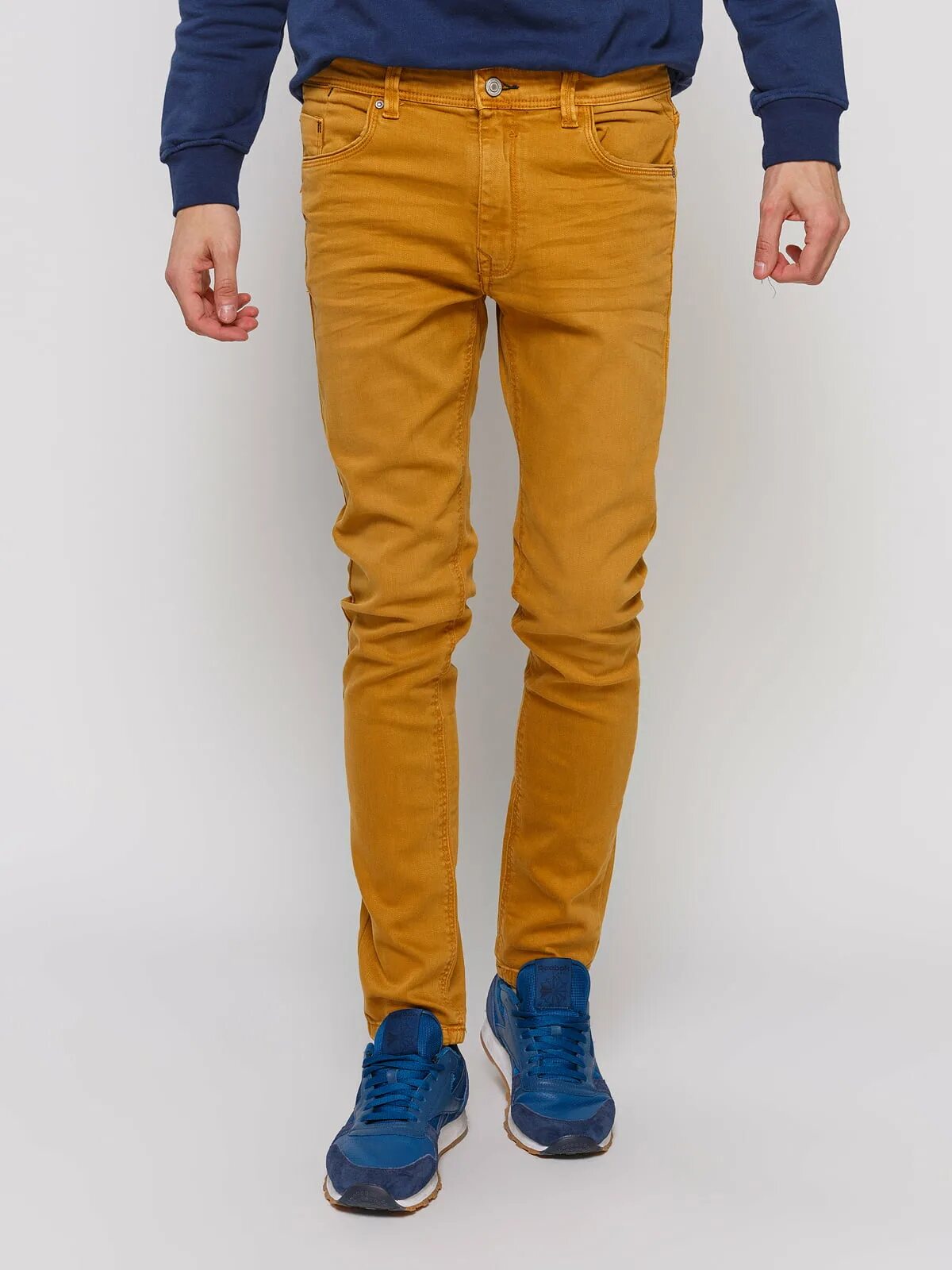 Брюки кирпичного цвета. Джинсы горчичного цвета. Штаны zara man basic горчичные. Желтые джинсы. Рубашка под горчичные брюки.