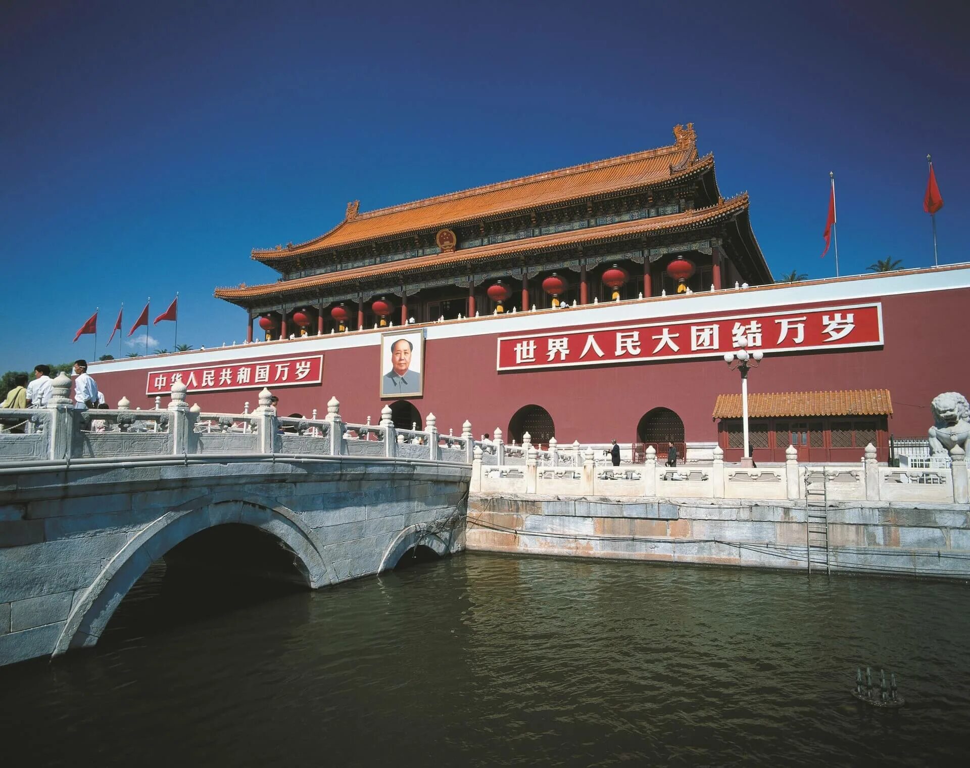 Площадь тяньаньмэнь в пекине. Мавзолей мао цзэдуна пекин. Гугун запретный город сверху. Площадь небесного спокойствия тяньаньмэнь. Пекин дворец умеренности храм неба.
