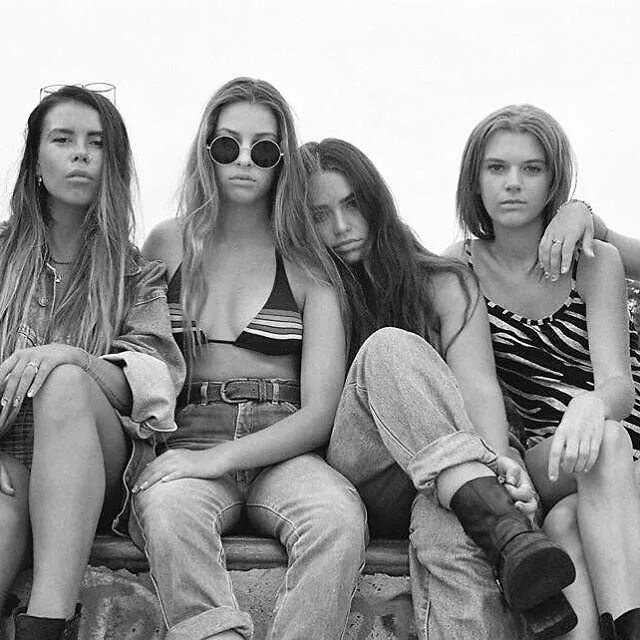 Gang the girl. Французская группа. Gang photo girls. Gang the girl. Групповая фотосессия в толстовках.