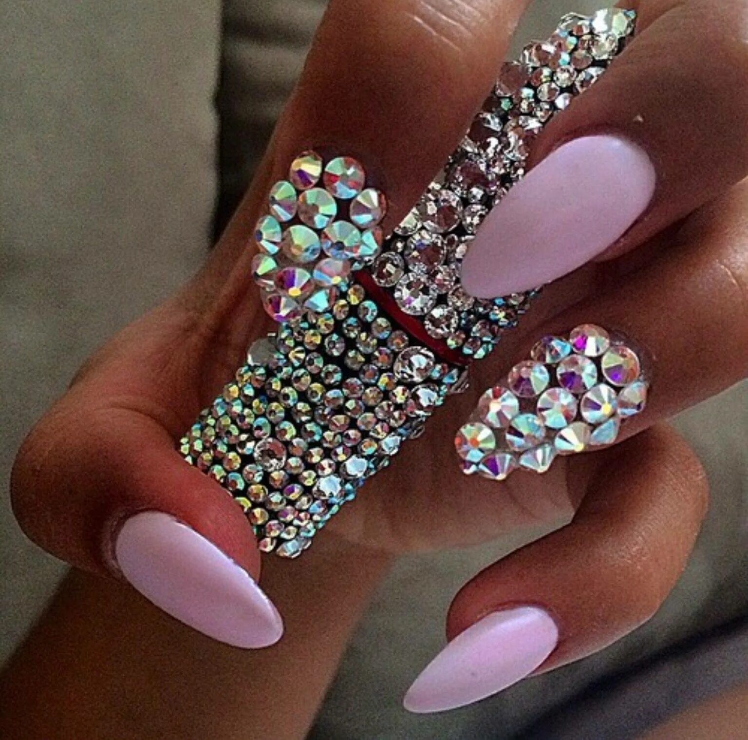 Ногти со стразами. Ногти с камушками. Идеи со стразами. Ногти со стразами. Стразы на ногах.