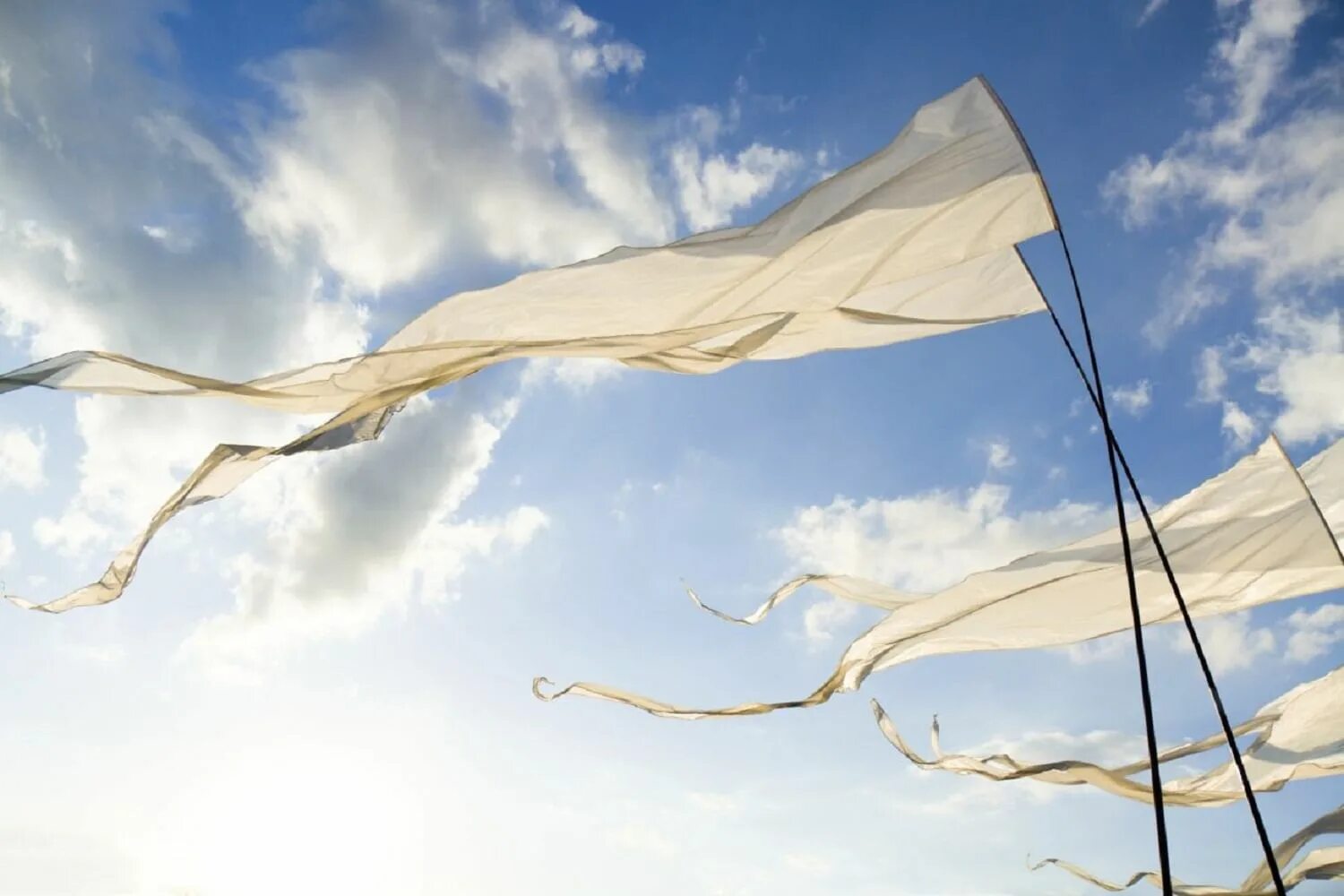 Ветер. Ткань развивается на ветру. Ленты развеваются на ветру. Знамя на ветру.