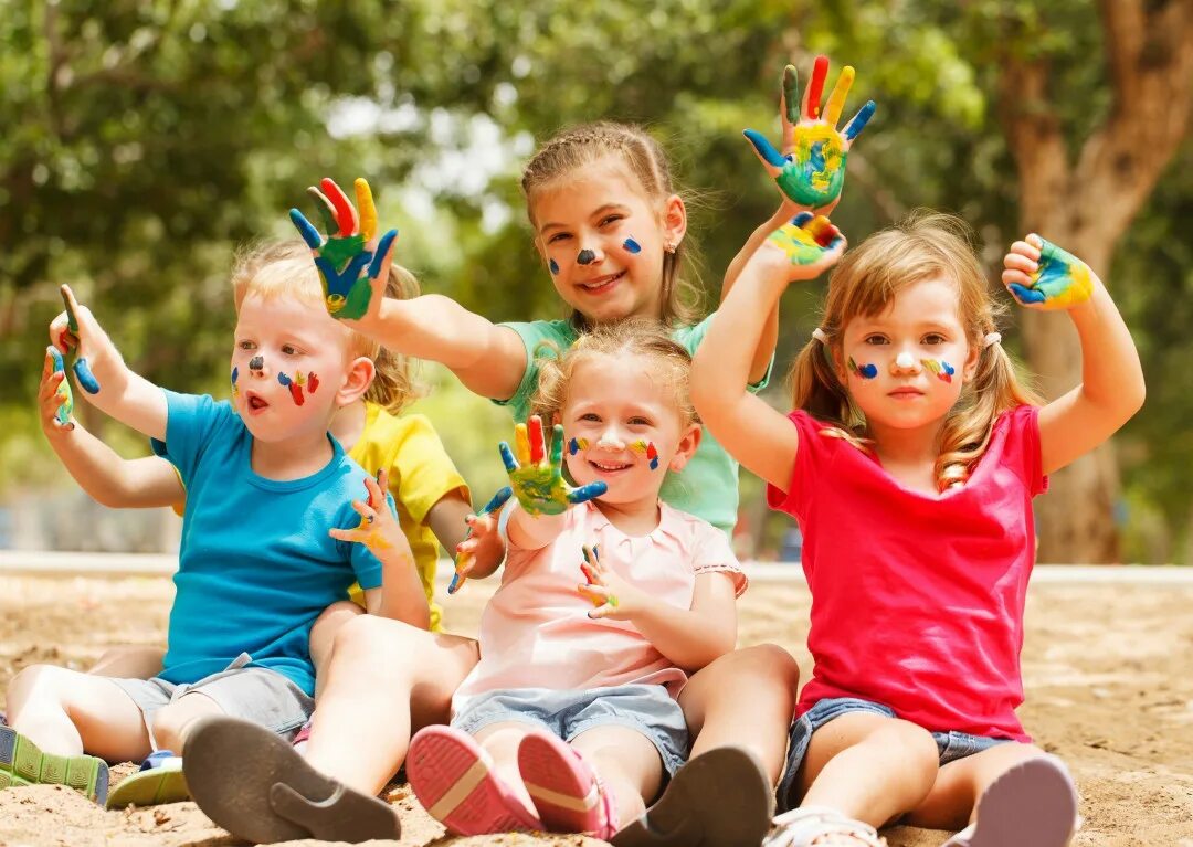 День защиты детей руки. Счастливый ребенок. Радостные дети. Дети радуются. Счастливые дети в садике.