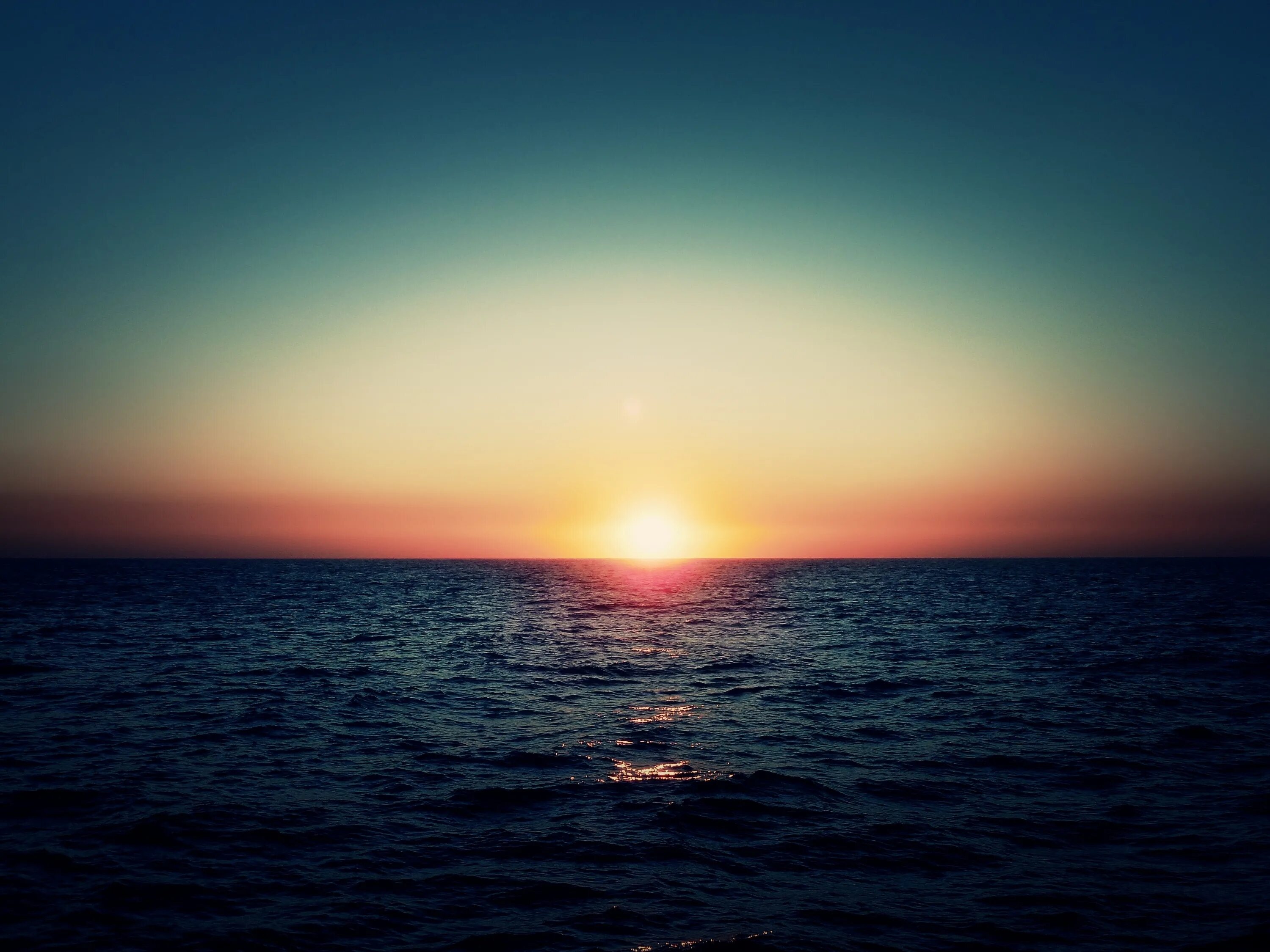 Солнце выглядывает из за горизонта. Солнце выглядывает из за горизонта. Солнце зашло за горизонт. Солнце над океаном. Море горизонт закат.