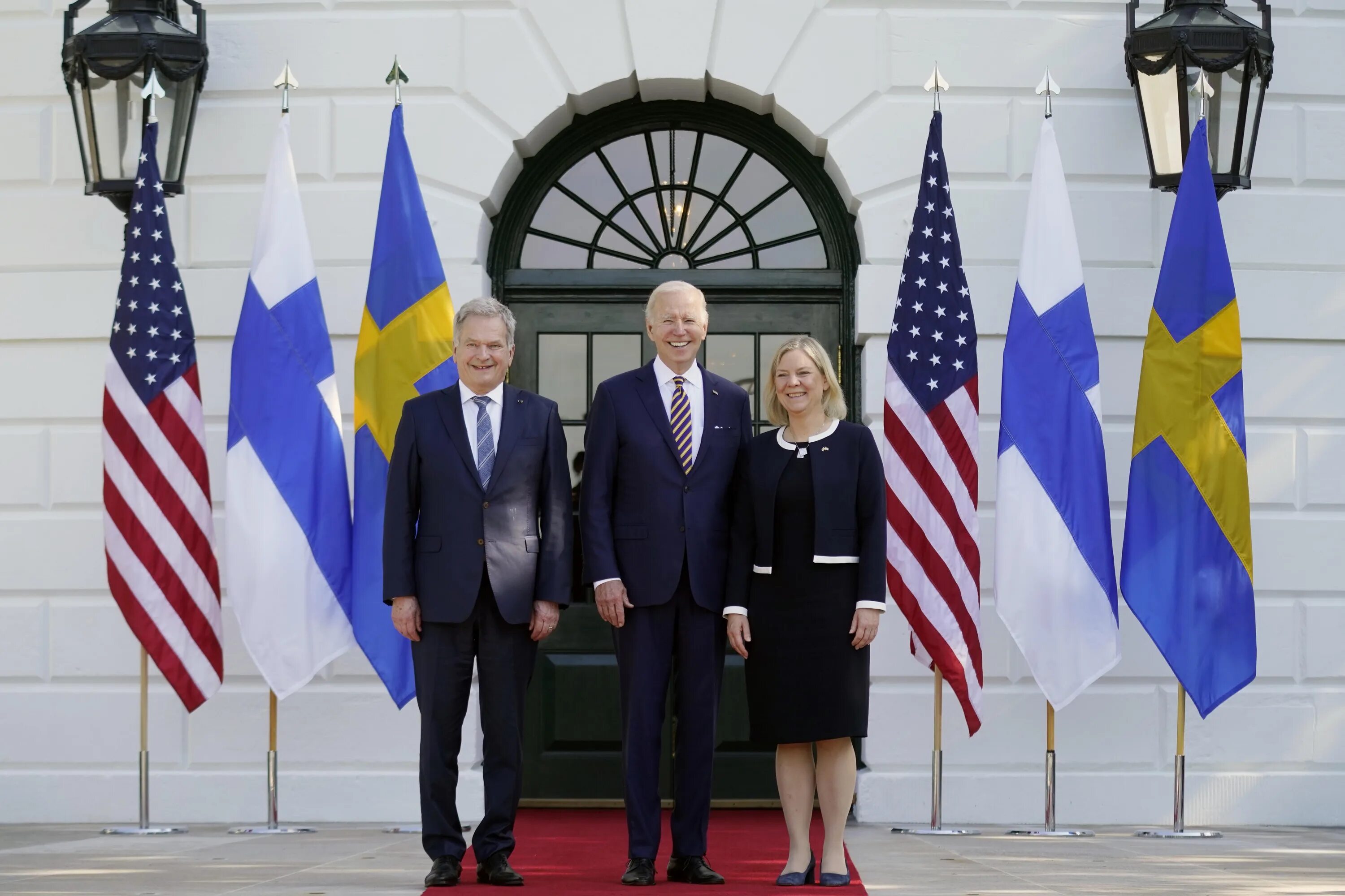 Швеция стало нато. Швеция и Финляндия вступление в НАТО. Саули Ниинистё НАТО. Премьер-министр Швеции Магдалена.