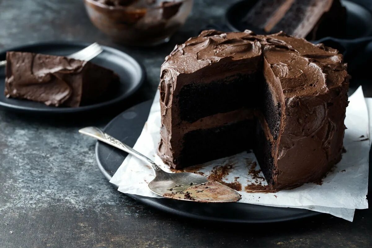 Шоколадный кейк. Фудж кейк. Американский шоколадный пирог. Десерт шоколадная помадка. Шоколадная помадка для торта.
